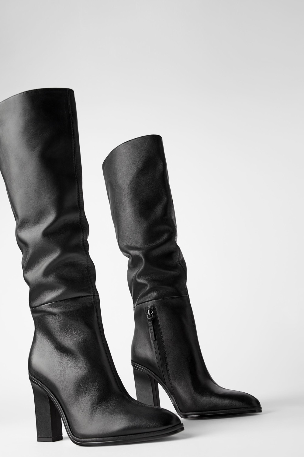 https://www.zara.com/fr/fr/bottes-à-talons-en-cuir-souple-p15010001.html?v1=37825351&v2=1445830