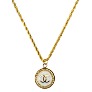 Medusa Label Vintage Logo Fashion Blog Mode Necklace White Blanc Or Gold Chanel